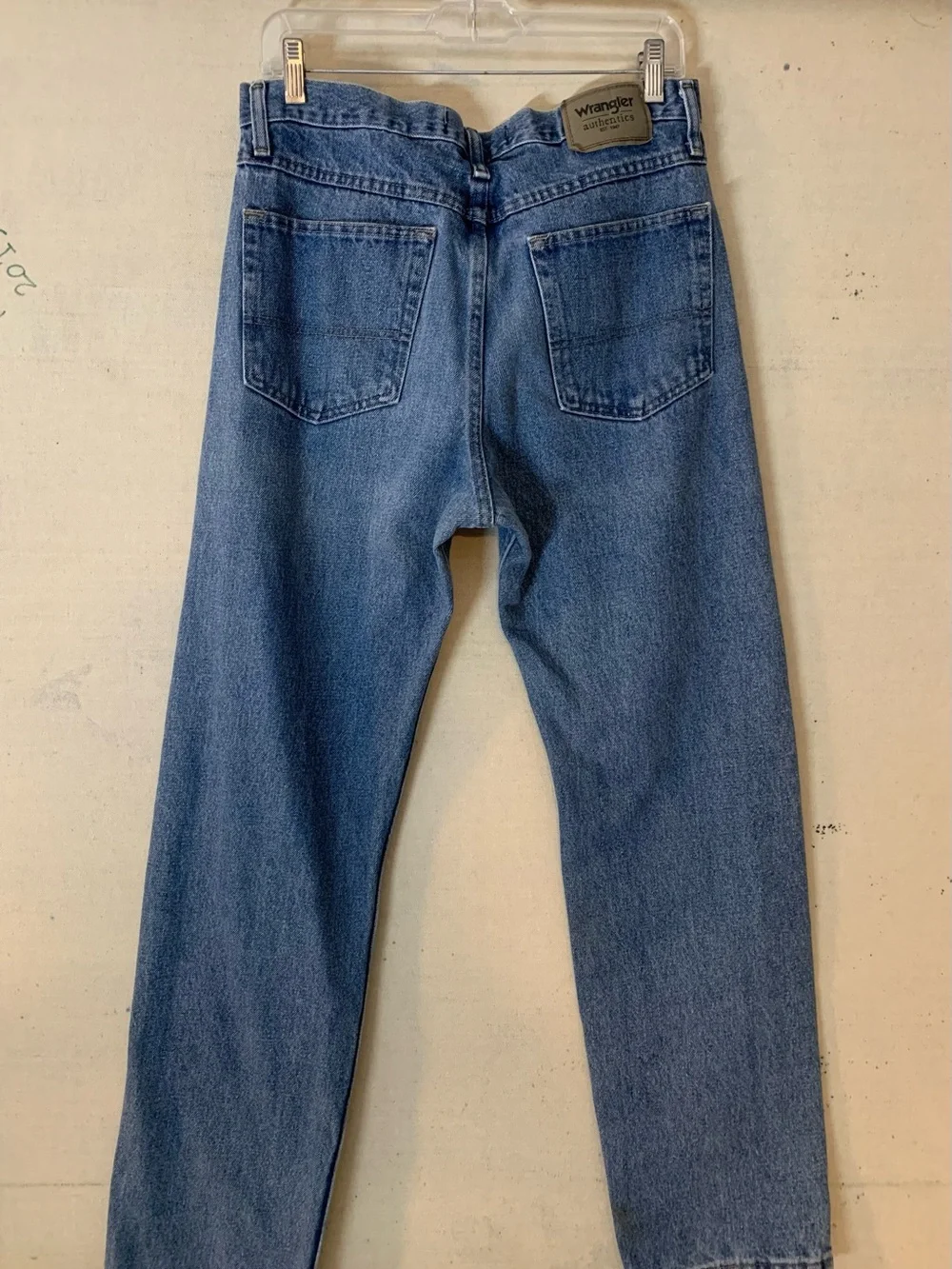 Vintage Wrangler Men's Medium Blue Relaxed Fit Denim Jeans, Size 33